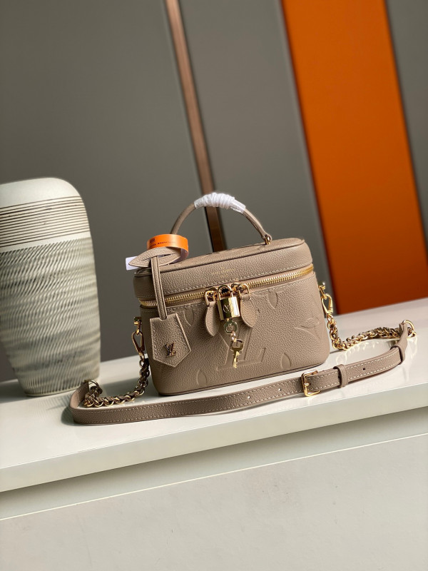 l0*is V*t0n vanity pm