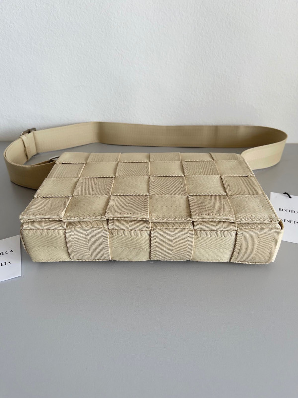 bo*te*ga Ve*ne*ta cassette webbing