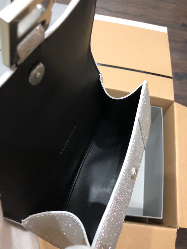 Ba*len*cia*ga hourglass