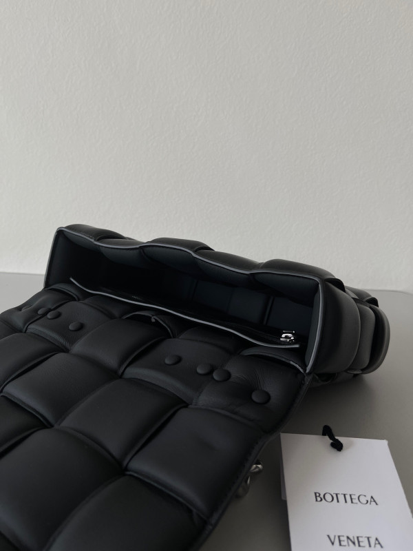 bo*te*ga Ve*ne*ta the chain cassette