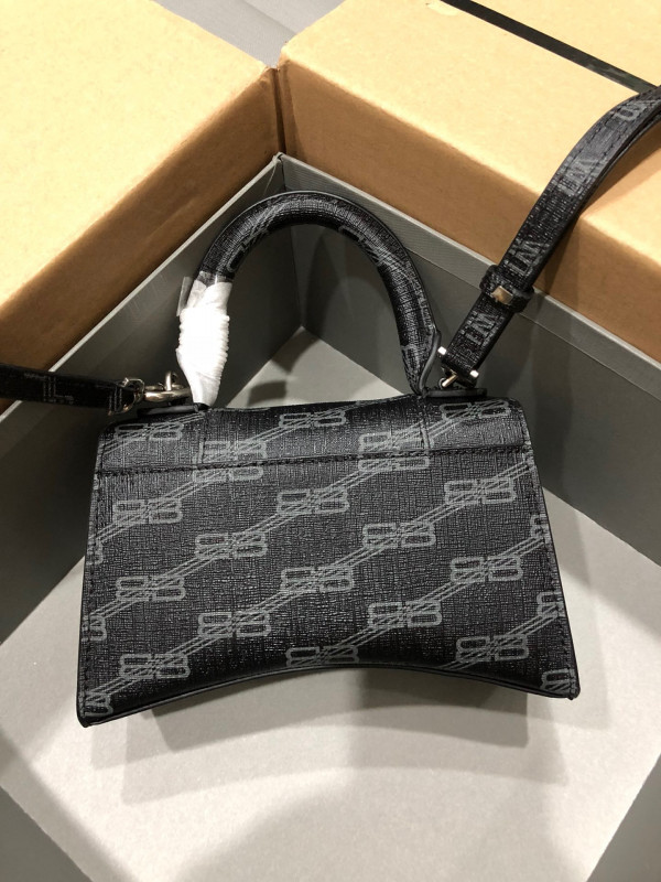 Ba*len*cia*ga hourglass