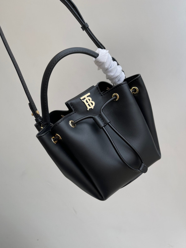 B**rry bucket bag