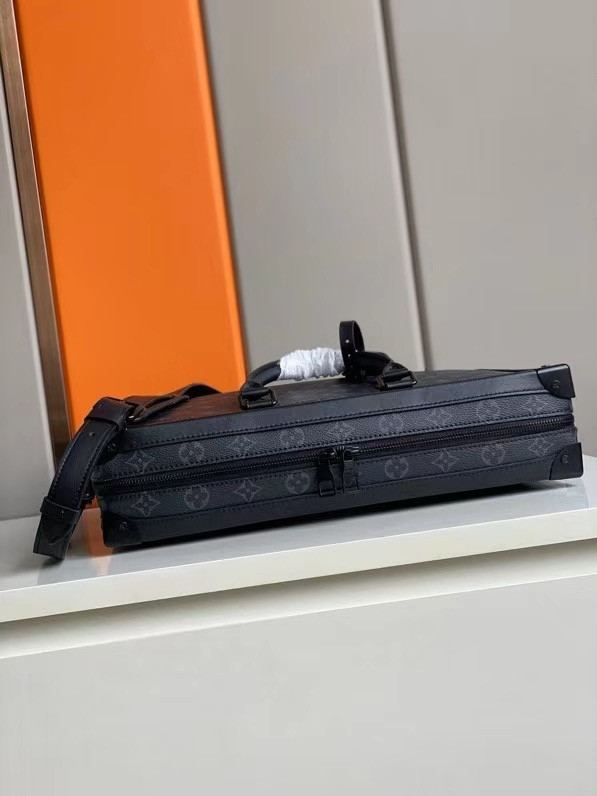 l0*is V*t0n soft trunk