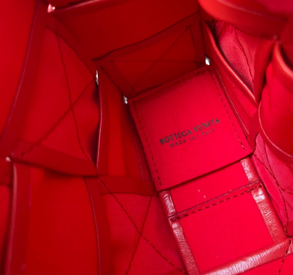 bo*te*ga Ve*ne*ta cassette