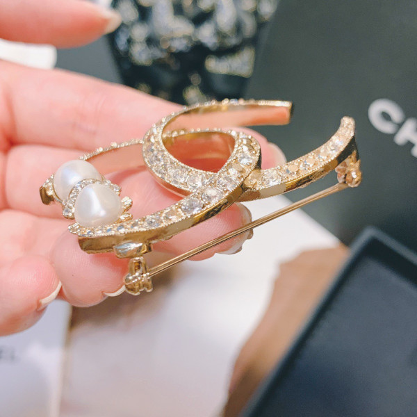 CL BROOCH