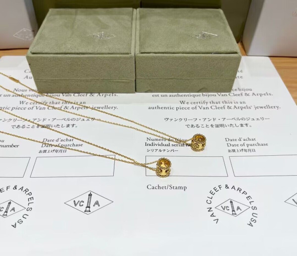 V*N CL*F & arpels necklace