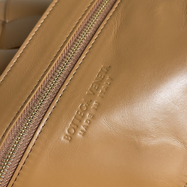 bo*te*ga Ve*ne*ta cassette