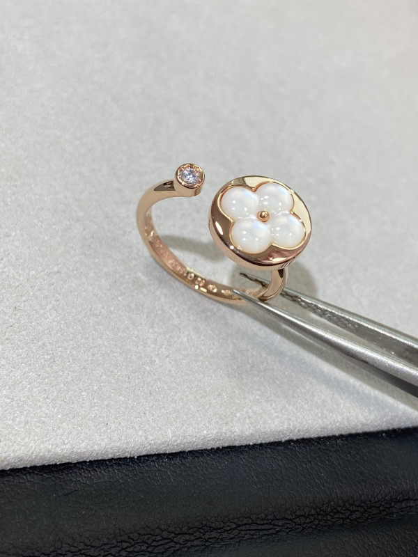 l0*is V*t0n earrings