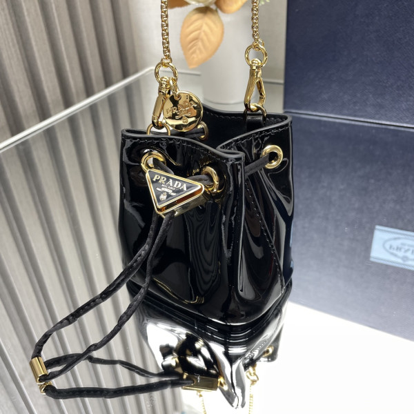 Pra*a  shearling bucket bag-9-9-6cm