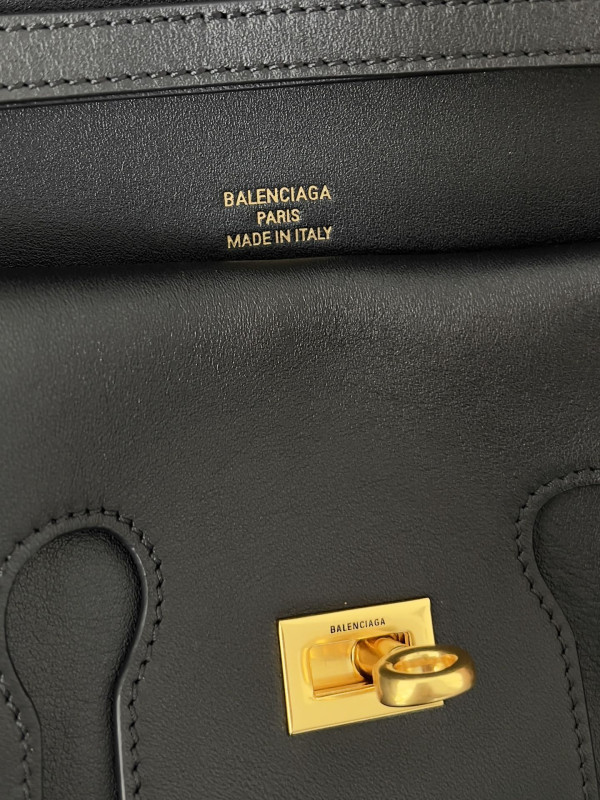 Ba*len*cia*ga bel air small clutch