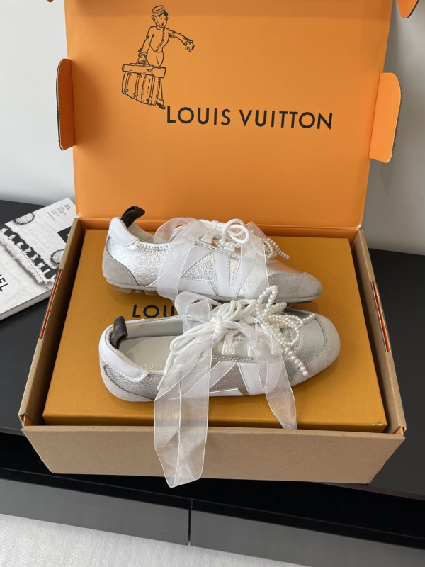 l0*is V*t0n sneakerina