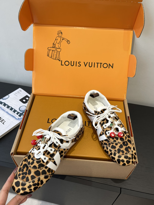 l0*is V*t0n sneakerina